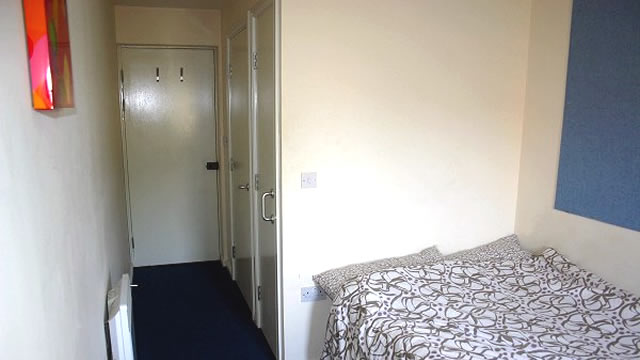 Photo montrant une vue de la chambre vers la porte